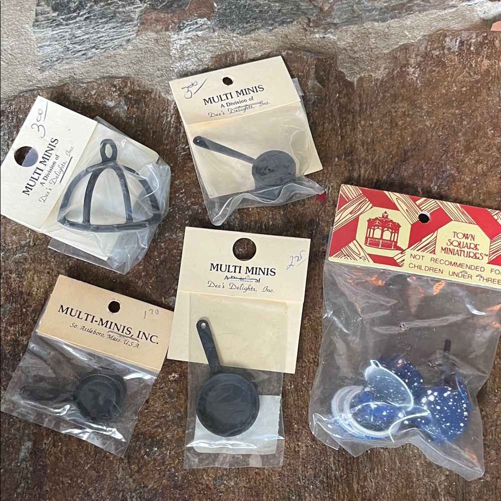 12 pieces of kitchen pots & a pot rack for a doll house.